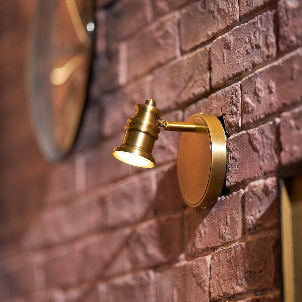 Vantage Series | Brass Linear Spotlight Bar with MR16 LED Heads for Vanity Lighting