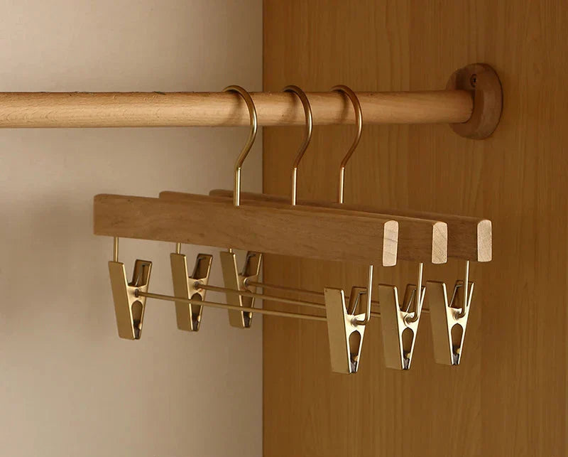 Wide Shoulder Wooden Hangers Camphor Wood Suit Hangers Non Slip Set of 2
